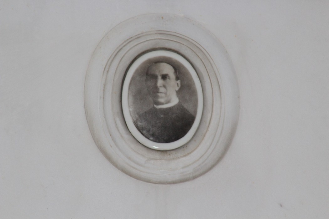Ritratto di un partigiano incastonato in una cornice bianca, simbolo di memoria storica e resistenza.