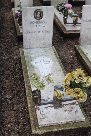Tombe perpetue decorate con fiori e candele, in memoria dei caduti per la Libertà.