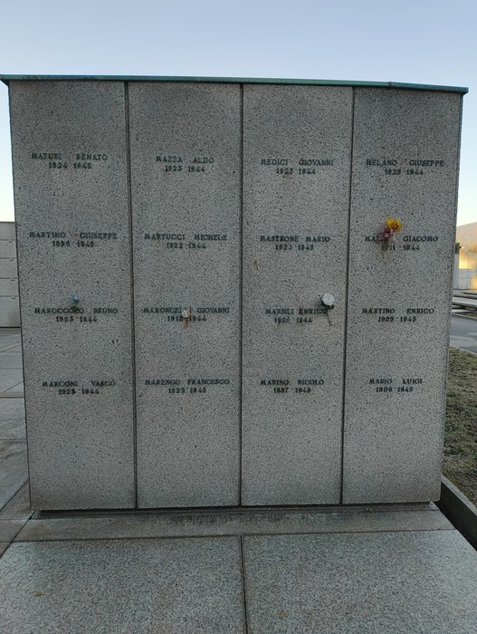 Il Campo della Gloria con monumenti commemorativi e nomi incisi su lastre di pietra.