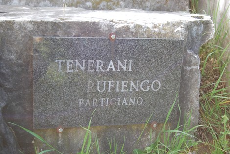 Targa commemorativa nel Parco della Resistenza di Caniparola, dedicata ai partigiani della Resistenza.