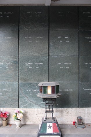 Sacrario dei Partigiani di Sampierdarena, con parete commemorativa e omaggio floreale.