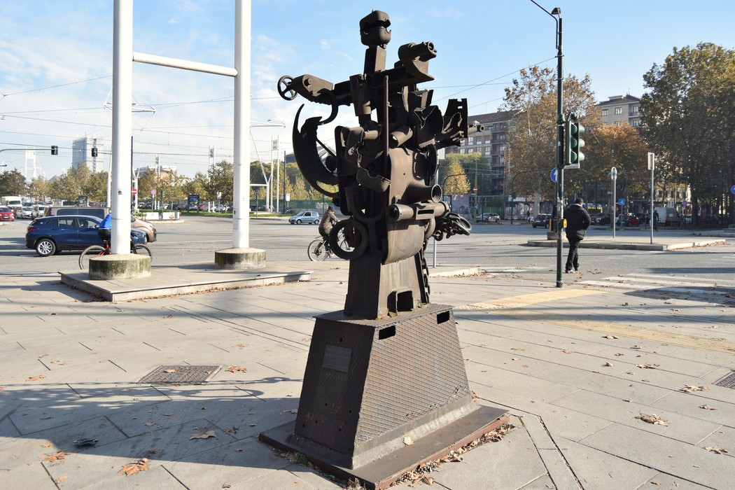 Monumento ai ferrovieri combattenti contro il nazismo, realizzato con oggetti metallici, collocato in un'area urbana.