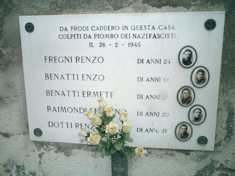 Lapide commemorativa dedicata ai caduti del caseificio Castagnetti, con foto e nomi dei giovani vittime.