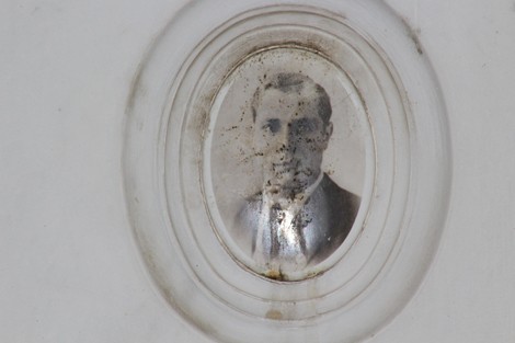 Ritratto vintage incastonato nel sacrario, evocativo della memoria dei partigiani di Torbella.