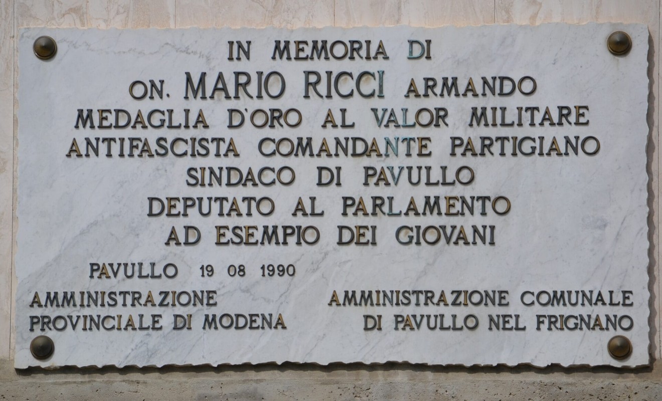 Lapide commemorativa dedicata a Mario Ricci, onorevole, sindaco e medaglia d'oro al valor militare.