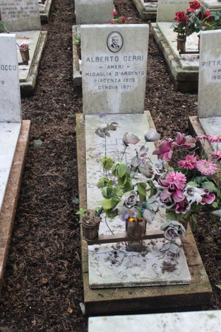 Tombe perpetue dei caduti per la Libertà, con fiori e candele su un cippo commemorativo.