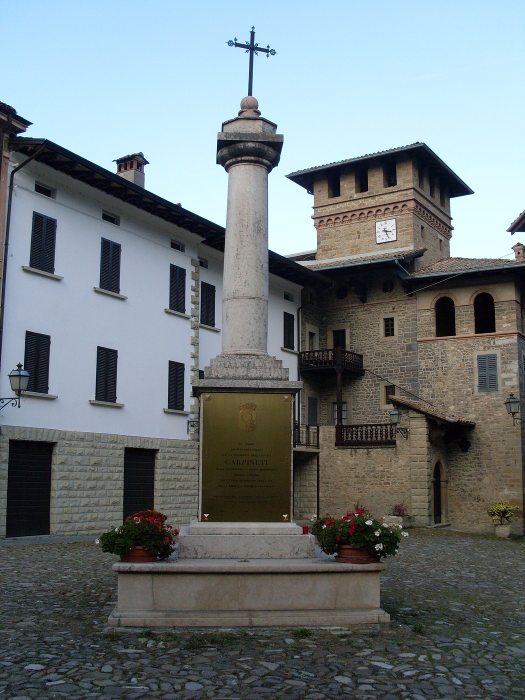 Monumento ai Caduti di Carpineti, un'opera dedicata alla memoria dei soldati, situato in una piazza storica.