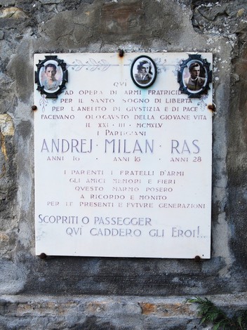 Lapidi commemorative di Andrej, Milan e Ras, onorano il sacrificio dei caduti.