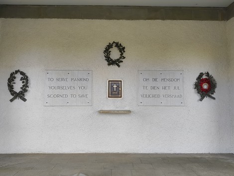 Monumento commemorativo nel cimitero di guerra sudafricano, dedicato ai caduti. Atmosfera di rispetto e memoria.