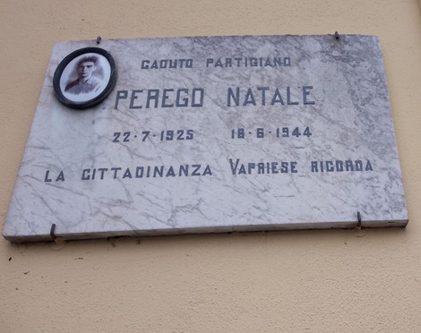 Lapide commemorativa a Perego, dedicata a Natale Perego, partigiano, con data di nascita e morte.
