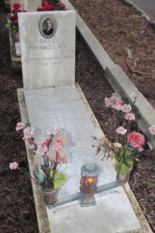 Tombe perpetue dei caduti per la Libertà, con fiori e lumino accanto alla lapide di Silvio Barbagelata.