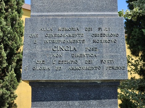 Monumento commemorativo ai Caduti di Cingia de' Botti, con iscrizioni tributarie ai valorosi.