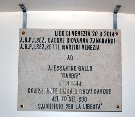 Targa commemorativa dedicata ad Alessandro Gallo, con dettagli sulla sua vita e il suo sacrificio.