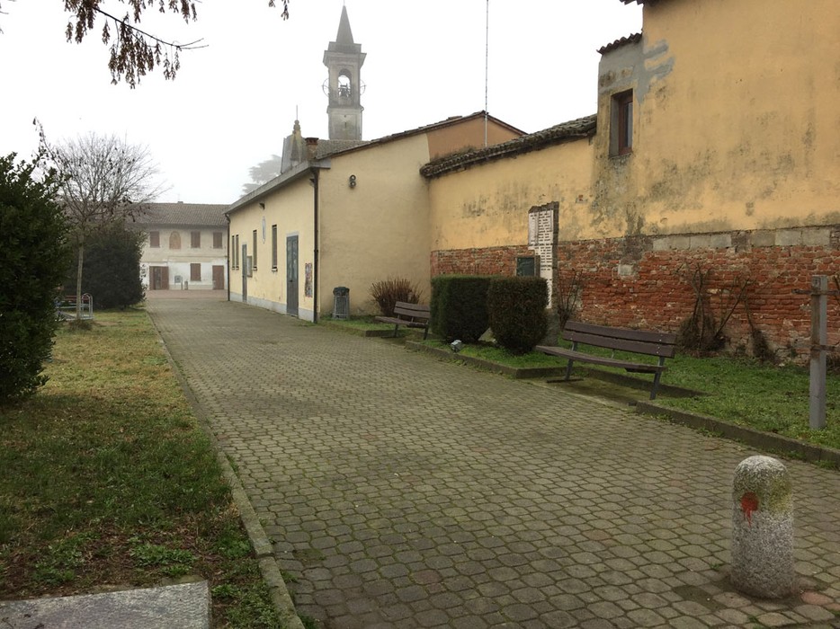Monumento ai caduti di Spessa, un luogo di memoria e riflessione immerso nel verde e nella quiete.
