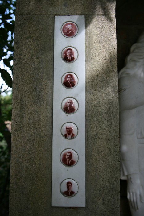 Dettaglio del Monumento dell'eccidio di San Polo, con fotografie di vittime commemorative.