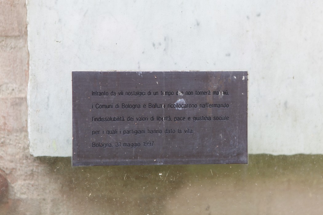 Monumento dedicato ai partigiani emiliani e romagnoli, simbolo di libertà e giustizia sociale.
