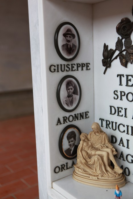Sepolcro della famiglia Cavicchi con incisioni e statue commemorative.