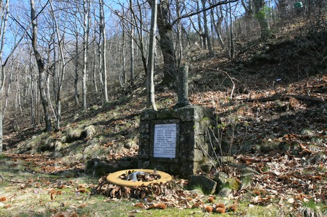 Monumento di Serra, omaggio alla memoria, immerso nella natura e circondato da alberi e foglie.