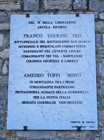 Lapide commemorativa dedicata a Franco Ugolini e Amedeo Toffi, eroi della Resistenza italiana ad Arcola.