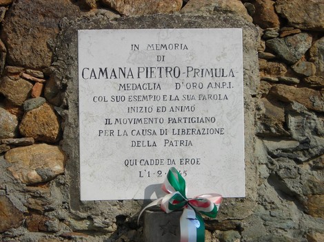 Lapide commemorativa dedicata a Camana Pietro-Primula, medaglia d'oro per il suo contributo alla liberazione.