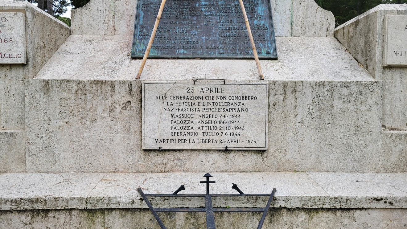 Lapide commemorativa delle vittime del nazifascismo a Montecelio, in ricordo degli eventi tragici del passato.