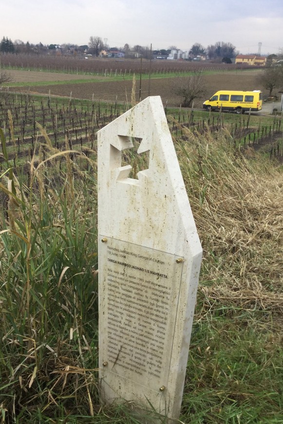 Stele a Jadhao in un paesaggio di vigneti, simbolo di memoria e storia locale.
