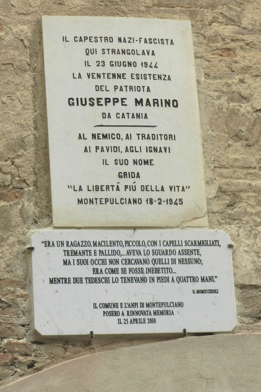 Lapide commemorativa dedicata a Giuseppe Marino, vittima del nazifascismo, situata a Montepulciano.