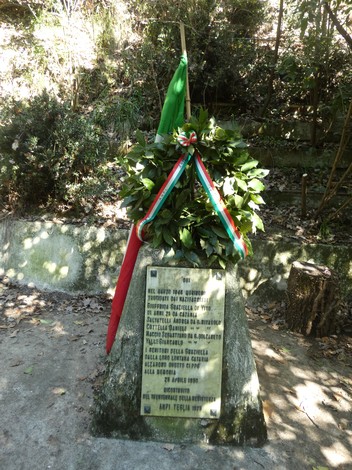 Monumento ai martiri di Rocca dei Corvi, decorato con una corona di alloro e nastri tricolori.