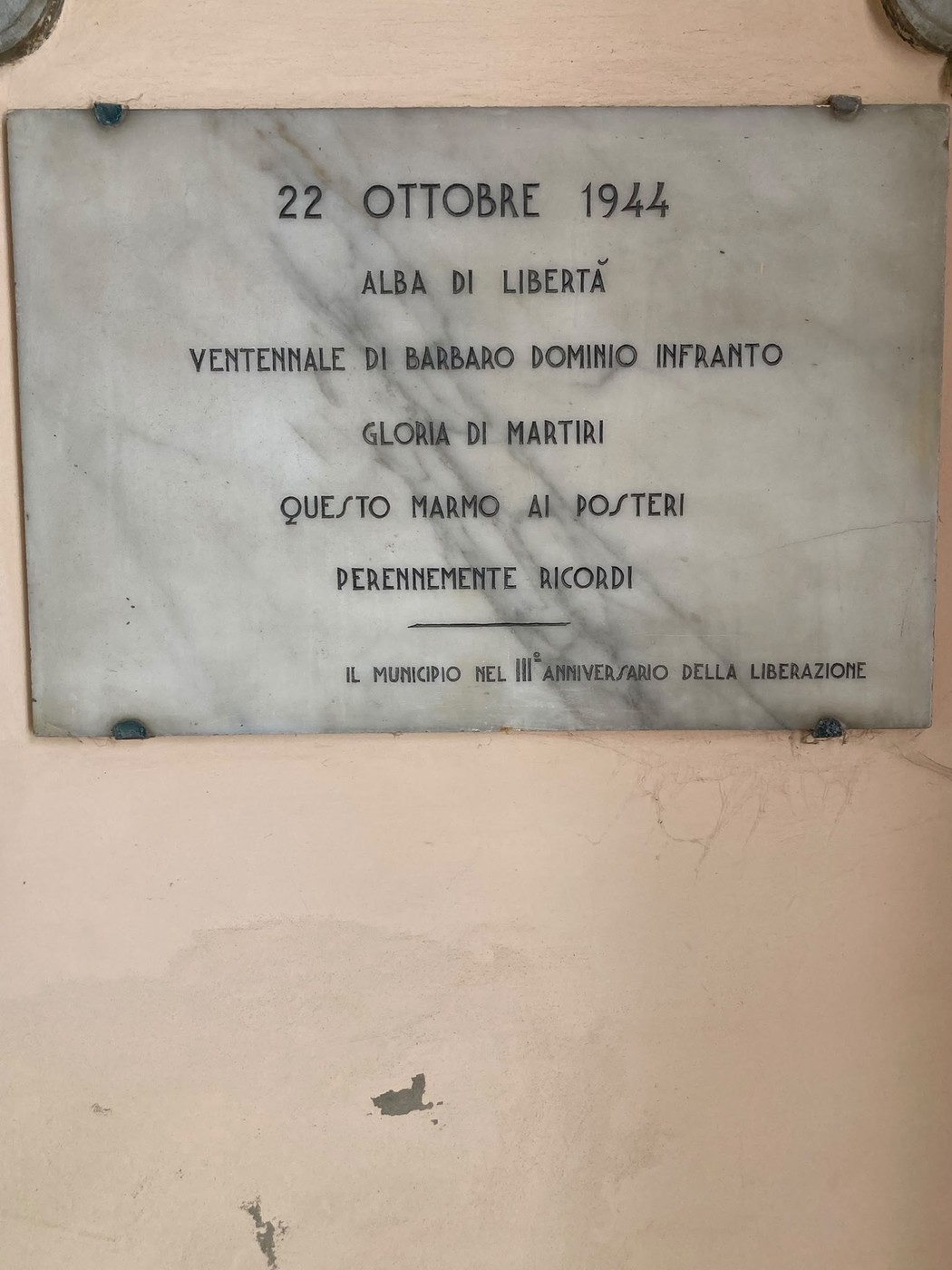 Lapide commemorativa che celebra la liberazione di Cervia, con dettagli storici e onori ai martiri.