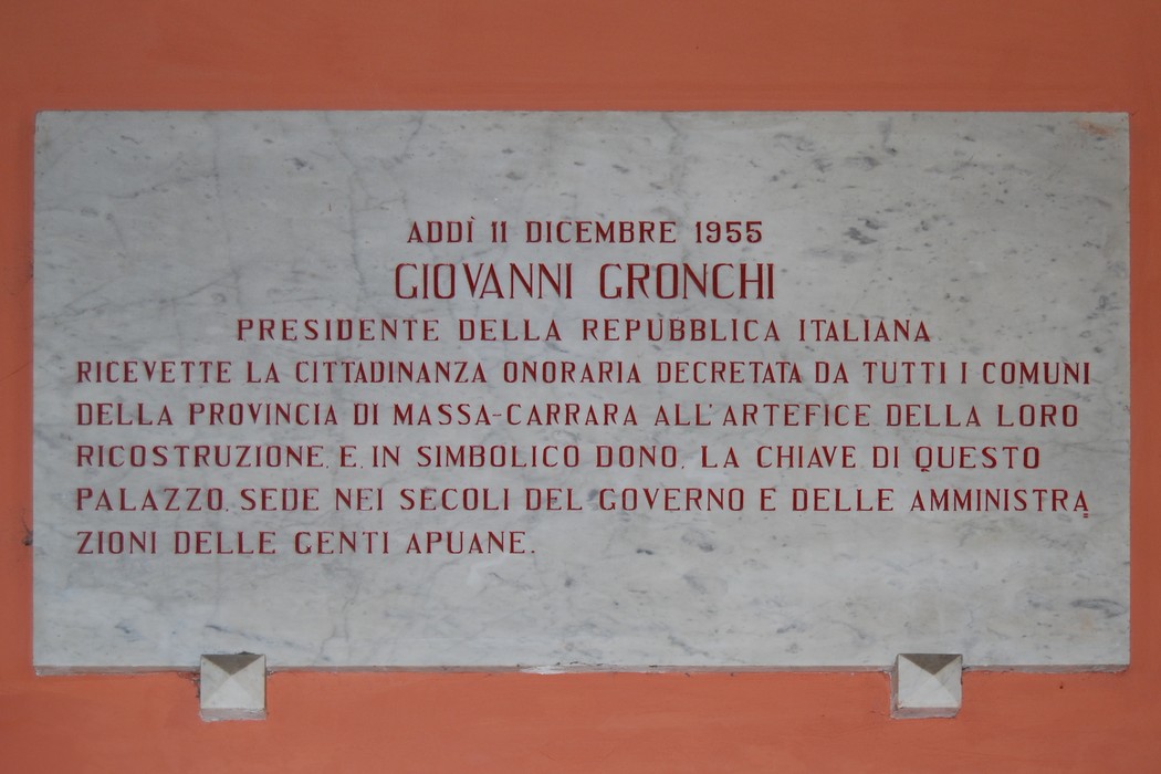 Lapidi commemorative nel Palazzo Ducale, testimonianza storica della Repubblica Italiana.