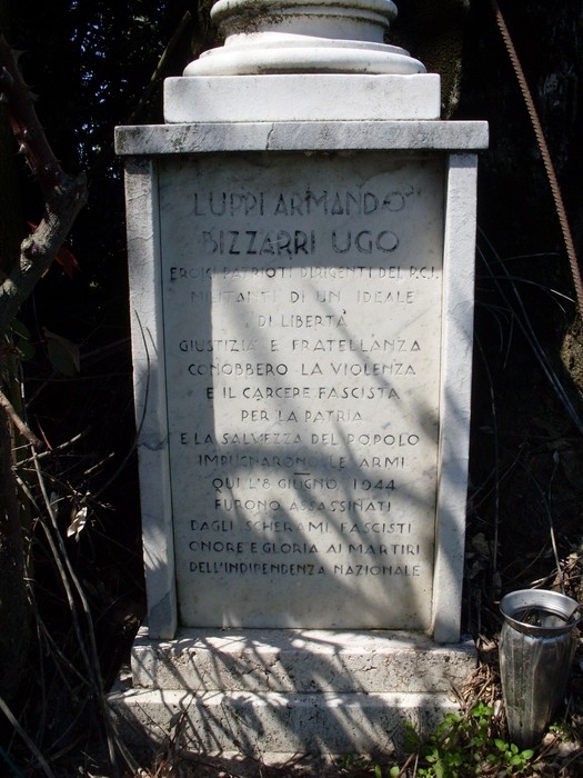 Cippo commemorativo dedicato a Luppi Armando e Bizzarri Ugo, simbolo di lotta per la libertà e giustizia.