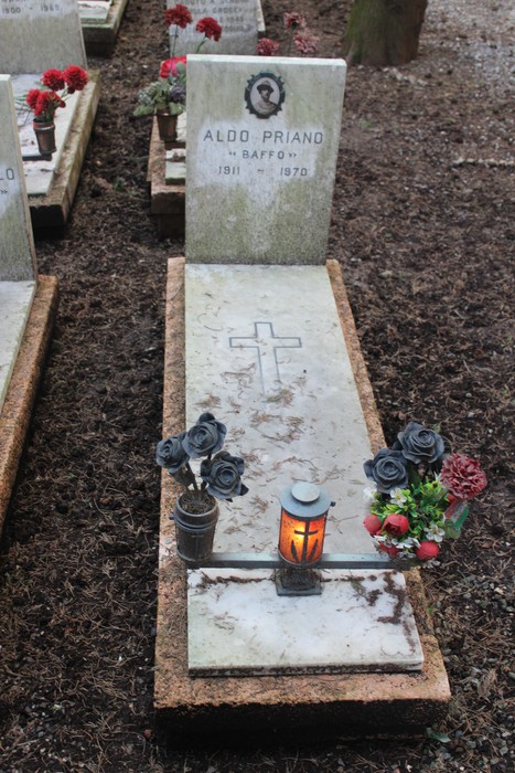 Tombe perpetue dedicate ai caduti per la Libertà, con fiori e lumini commemorativi.