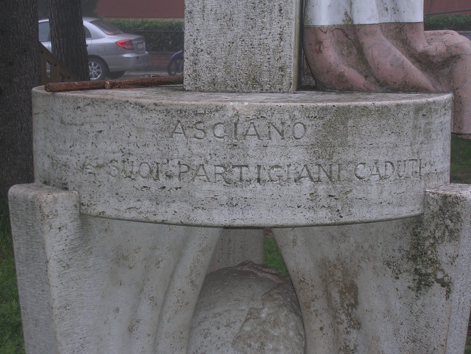 Monumento ai partigiani, dedicato alla memoria dei caduti per la libertà e la resistenza.