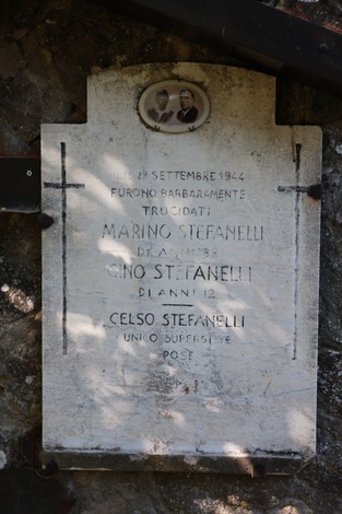 Vecchi sepolcri nel cimitero di San Martino, custodi di storie e memorie del passato.