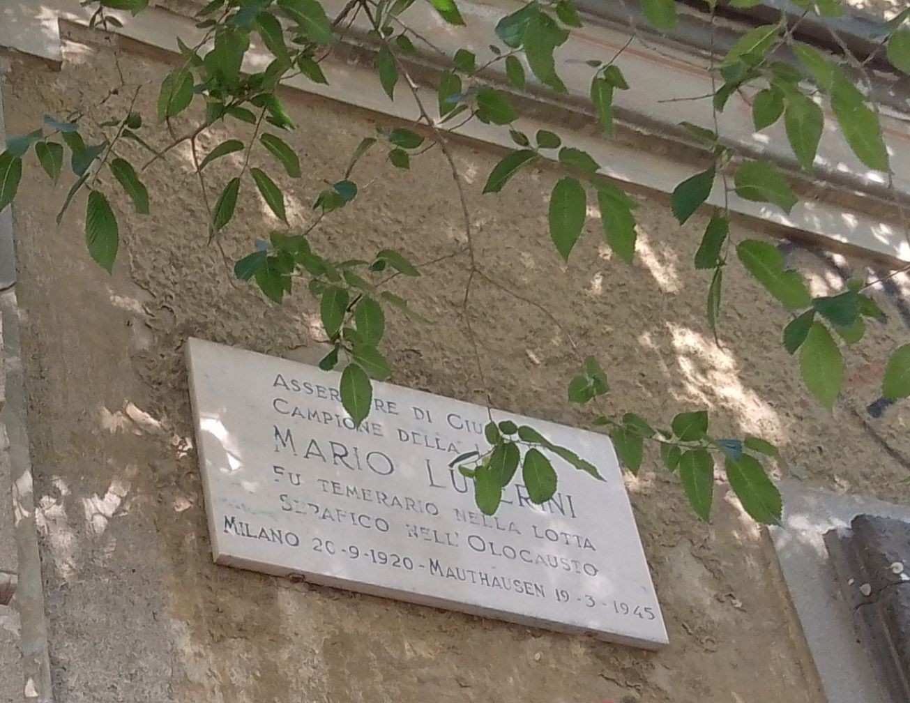 Lapide commemorativa dedicata a Mario Luperini, partigiano e vittima dell'Olocausto.