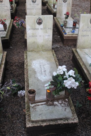 Tombe perpetue commemorate per i caduti per la Libertà, con fiori e lumini accesi.