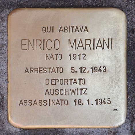 Pietre d'inciampo dedicate alla famiglia Melli - Mariani, commemorando le vite perdute durante la Seconda Guerra Mondiale.