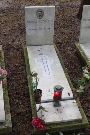 Tombe perpetue dedicate ai caduti per la Libertà, con fiori e candele commemorative.