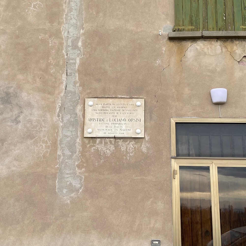 Lapide commemorativa dedicata agli Orsini, affissa su un muro esterno.