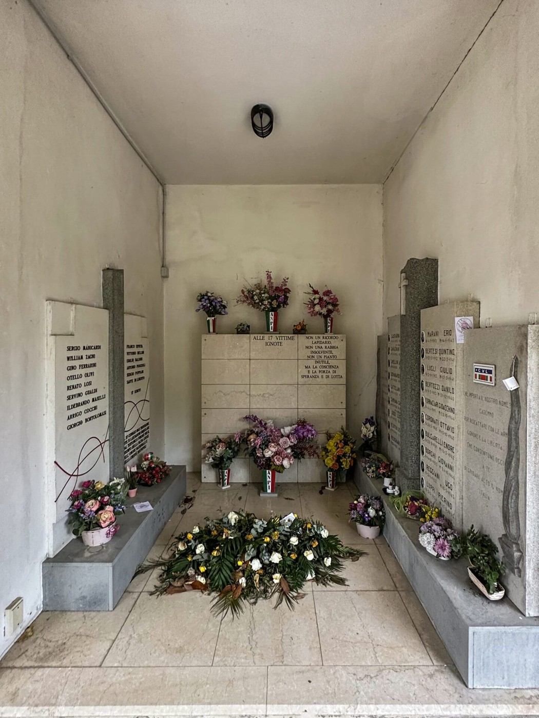 Sacrario dei caduti per la libertà di Santa Croce, commemorazione con fiori e lapidi memoriali.