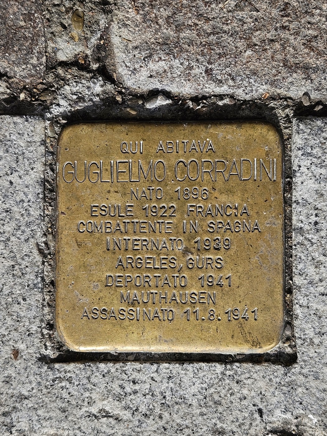 Pietra d'inciampo a Corradini che commemora la vita di Guglielmo Corradini e il suo tragico destino.
