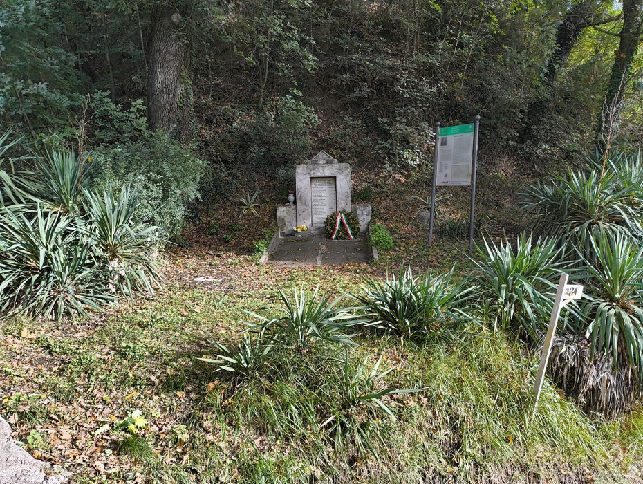 Monumento commemorativo dedicato ai caduti di Ca' di Beguzzi, immerso nel verde naturale.