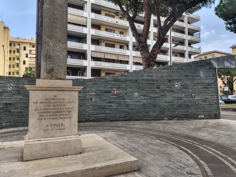 Monumento ai caduti della Montagnola, dedicato alla difesa di Roma, con elementi architettonici e verde circostante.