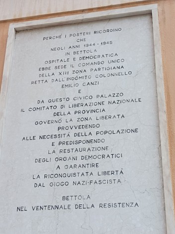 Lapide commemorativa con dedica al comando unico della XIII zona e alla Resistenza a Bettola.