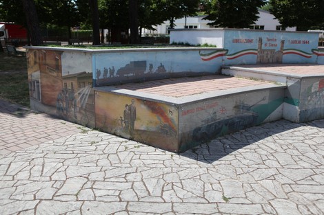 Murali colorati nel parco della Liberazione, che commemorano eventi storici e figure significative.
