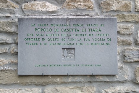 Lapide commemorativa contro la guerra, dedicata al popolo di Casetta di Tiara, 2005. Comunità Montana Mugello.