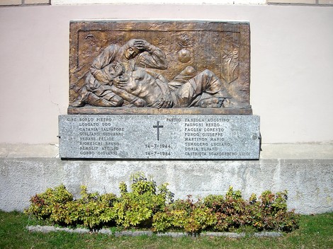 Monumento ai caduti, commemorazione delle vite perse, dettagli scultorei e sfondo di rispetto e memoria.