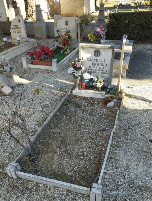 Sepolcro di Castelli, con fiori e decorazioni, tranquillo spazio di memoria e rispetto nel cimitero.