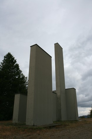 Monumento della Brigata "Bianconcini", struttura moderna in memoria dei caduti, immersa nella natura.