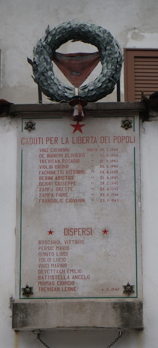 Lapide commemorativa ai caduti per la libertà, onorando gli eroi di differente provenienza e le loro gesta.
